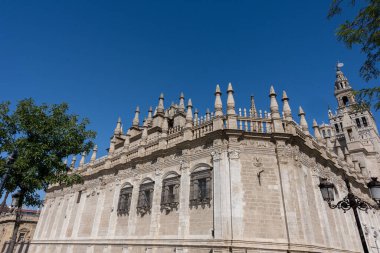 Dünyanın en büyük Gotik binalarından biri olan Seville Katedrali 'nin manzarasında etkileyici mimari ayrıntılar ve tarihi atmosfer yer alıyor. Sevilles tarihi merkezinin kalbinde bulunan kültürel ve dini bir ikon.
