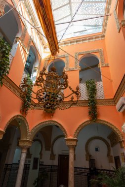 İspanya 'nın Seville kentindeki geleneksel evlerin iç kısımlarında merkezi avlular, fayanslı döşemeler, kemerler ve Endülüs dekorasyonları bulunuyor. Mimarlık, kültür, iç tasarım, turizm ve geleneksel İspanyol yaşam tarzı kavramları için mükemmel bir imaj.