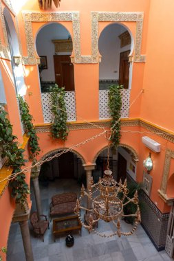 İspanya 'nın Seville kentindeki geleneksel evlerin iç kısımlarında merkezi avlular, fayanslı döşemeler, kemerler ve Endülüs dekorasyonları bulunuyor. Mimarlık, kültür, iç tasarım, turizm ve geleneksel İspanyol yaşam tarzı kavramları için mükemmel bir imaj.