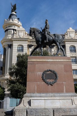 Tipik Endülüs mimarisi, renkli binalar, işlenmiş demir balkonlar ve güneşli güney İspanyol gökyüzünün altında Akdeniz atmosferine sahip Sevilla kentsel manzarası.