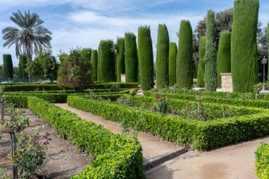 İspanya 'nın Sevilla kentindeki Alczar bahçelerinin manzarasında çeşmeler, süs bitkileri ve Fas mimarisi bulunur. Kültür, tarih, mimari, turizm ve Endülüs doğal güzelliği kavramları için mükemmel bir imaj.