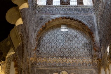 Etkileyici Gotik mimari, renkli vitraylı pencereler, uzun yelkenliler ve tarihi ayrıntıların yer aldığı Seville Katedrali 'nin içi. Dünyanın en büyük dini binalarından birinin içinde görkemli ve kutsal bir atmosfer..