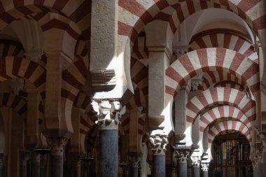 Guadalquivir Nehri ve tarihi köprülerinden biriyle Sevilla 'nın panoramik manzarası. Su yansımaları, Endülüs mimarisi ve sembolik nehir kıyıları boyunca sakin bir atmosferi olan şehir manzarası.