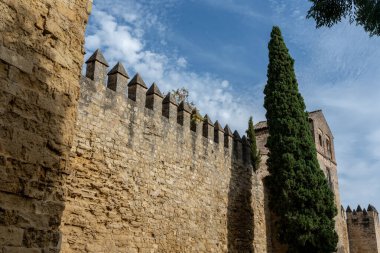 Guadalquivir Nehri ve tarihi köprülerinden biriyle Sevilla 'nın panoramik manzarası. Su yansımaları, Endülüs mimarisi ve sembolik nehir kıyıları boyunca sakin bir atmosferi olan şehir manzarası.