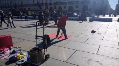 Torino, İtalya - 26 Ekim 2025 - Turin 'deki Piazza Castello' da yayalar ve sokak müzisyenleriyle yürüyüş