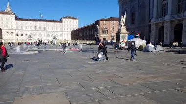 Torino, İtalya - 26 Ekim 2025 - Turin 'deki Piazza Castello' da yayalar ve sokak müzisyenleriyle yürüyüş