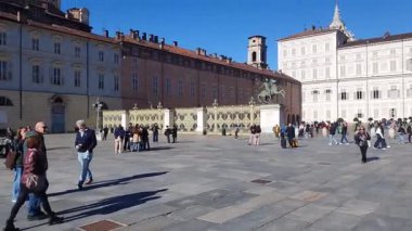 Torino, İtalya - 26 Ekim 2025 - Turin 'deki Piazza Castello' da yayalar ve sokak müzisyenleriyle yürüyüş