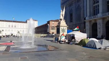 Torino, İtalya - 26 Ekim 2025 - Turin 'deki Piazza Castello' da yayalar ve sokak müzisyenleriyle yürüyüş
