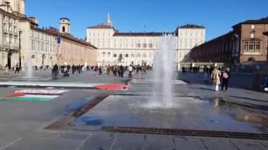 Torino, İtalya - 26 Ekim 2025 - Turin 'deki Piazza Castello' da yayalar ve sokak müzisyenleriyle yürüyüş
