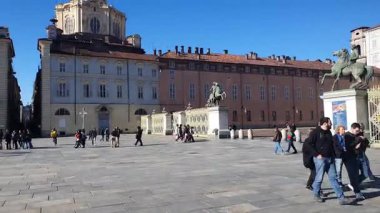 Torino, İtalya - 26 Ekim 2025 - Turin 'deki Piazza Castello' da yayalar ve sokak müzisyenleriyle yürüyüş