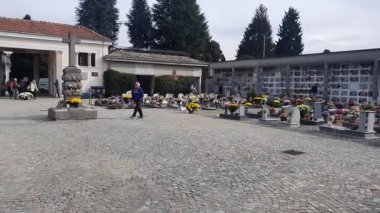 Torino, İtalya - 1 Kasım 2025 - Azizler Günü Mezarlığı 1 Kasım 'da Çiçeklerle Mezarları Ziyaret Eden İnsanları