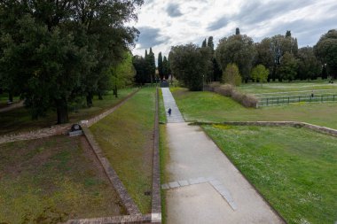 Ravenna 'daki Theodoric Anıtı, 6. yüzyılın başlarında inşa edilen çarpıcı bir antik eser olarak Ostrogotik mimarinin bir başyapıtı olarak duruyor. Büyük Istrian taş bloklarından yapılmış ve tek bir monolitik kubbe tarafından taçlandırılmış.