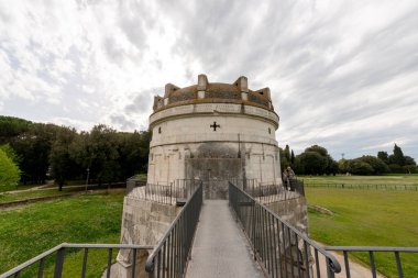 Ravenna 'daki Theodoric Anıtı, 6. yüzyılın başlarında inşa edilen çarpıcı bir antik eser olarak Ostrogotik mimarinin bir başyapıtı olarak duruyor. Büyük Istrian taş bloklarından yapılmış ve tek bir monolitik kubbe tarafından taçlandırılmış.