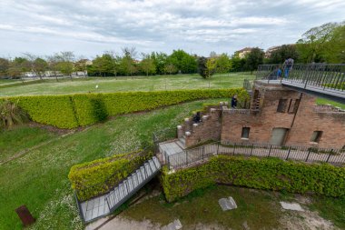 Ravenna 'daki Theodoric Anıtı, 6. yüzyılın başlarında inşa edilen çarpıcı bir antik eser olarak Ostrogotik mimarinin bir başyapıtı olarak duruyor. Büyük Istrian taş bloklarından yapılmış ve tek bir monolitik kubbe tarafından taçlandırılmış.