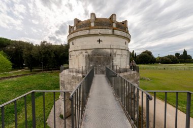 Ravenna 'daki Theodoric Anıtı, 6. yüzyılın başlarında inşa edilen çarpıcı bir antik eser olarak Ostrogotik mimarinin bir başyapıtı olarak duruyor. Büyük Istrian taş bloklarından yapılmış ve tek bir monolitik kubbe tarafından taçlandırılmış.