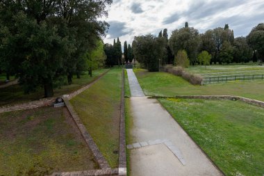 Ravenna 'daki Theodoric Anıtı, 6. yüzyılın başlarında inşa edilen çarpıcı bir antik eser olarak Ostrogotik mimarinin bir başyapıtı olarak duruyor. Büyük Istrian taş bloklarından yapılmış ve tek bir monolitik kubbe tarafından taçlandırılmış.