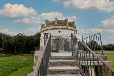 Ravenna 'daki Theodoric Anıtı, 6. yüzyılın başlarında inşa edilen çarpıcı bir antik eser olarak Ostrogotik mimarinin bir başyapıtı olarak duruyor. Büyük Istrian taş bloklarından yapılmış ve tek bir monolitik kubbe tarafından taçlandırılmış.