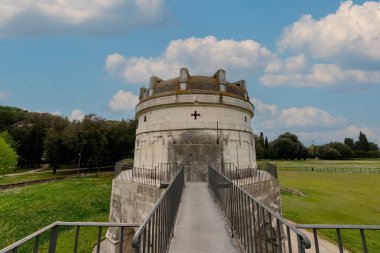 Ravenna 'daki Theodoric Anıtı, 6. yüzyılın başlarında inşa edilen çarpıcı bir antik eser olarak Ostrogotik mimarinin bir başyapıtı olarak duruyor. Büyük Istrian taş bloklarından yapılmış ve tek bir monolitik kubbe tarafından taçlandırılmış.