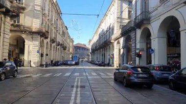 Torino, İtalya - 28 Aralık 2025 - Torin, İtalya 'da Po Geçidi boyunca yürü