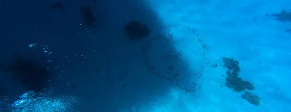 Cuore subacqueo sulla sabbia durante le immersioni nel Mar Rosso, Sharm el-Sheikh, Egitto — Foto Stock