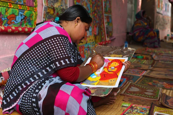 2019年11月17日インド 西ベンガル州パッシーム メディニプール県ナヤ2019年11月17日 キャンバスの前の床に腰掛けて絵を描くインドの女性画家 — ストック写真