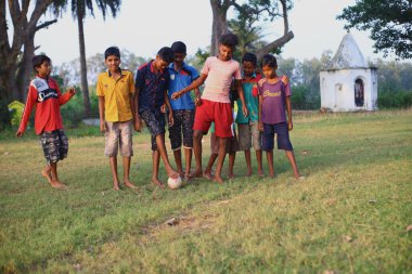 Nayagram, Batı Bengal, Hindistan - 26 Ekim 2020: parkta topla oynayan sevimli küçük çocuklar. Bir grup küçük çocuk topu yakalıyor..