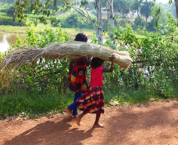 2020年10月26日インド 西ベンガル州ナヤグラム 児童労働の概念 リトル インディアン ガール 家族のために働く — ストック写真