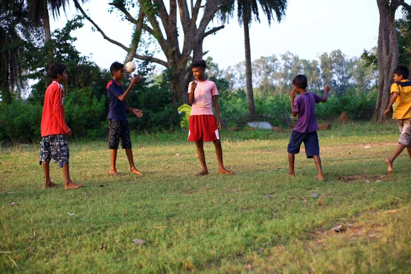 Nayagram Bengala Occidental India Octubre 2020 Lindos Niños Pequeños Jugando —  Fotos de Stock