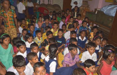 Jhargram, Hindistan - 05 Eylül 2019: ilkokul öğrencileri eğitime hazır. Hintli ilkokul çocukları sınıf odasında..