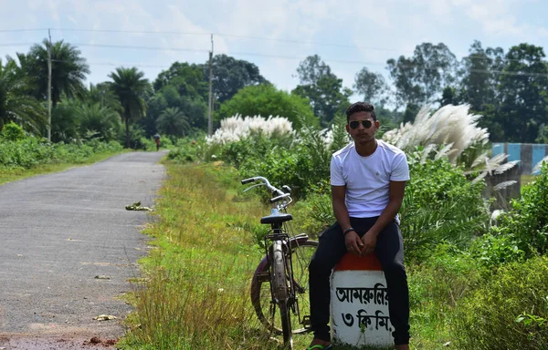 Jhargram Batı Bengal Hindistan Eylül 2019 Bisikletçi Elinde Bisikletle Orman — Stok fotoğraf