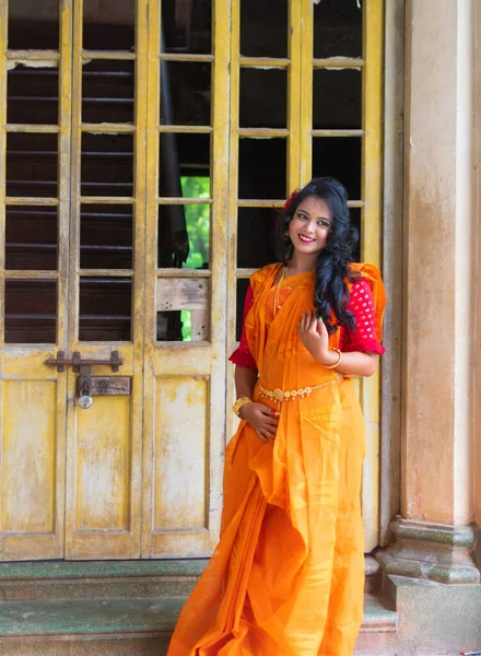 Retrato Una Hermosa Chica India Joven Hindú Traje Tradicional Indio —  Fotos de Stock