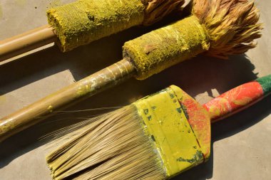 Ev boyama için boya fırçaları. Boya için kullanılan renk örneği. Soyut arkaplan.