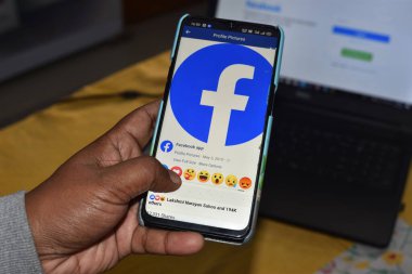 Jhargram, Hindistan - 16 Ocak 2021: Akıllı telefon Facebook 'ta mobil internet uygulama facebook kullanımı sosyal ağ hizmetidir.