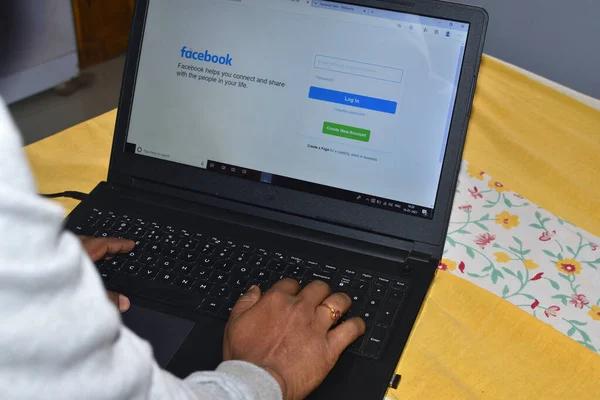 Jhargram Indien Januar 2021 Mann Benutzt Laptop Mit Login Bildschirm — Stockfoto