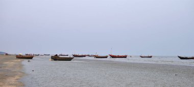 Contai, Batı Bengal, Hindistan - 01 Şubat 2020: Gün batımında kıyıya yakın denizde balıkçı tekneleri