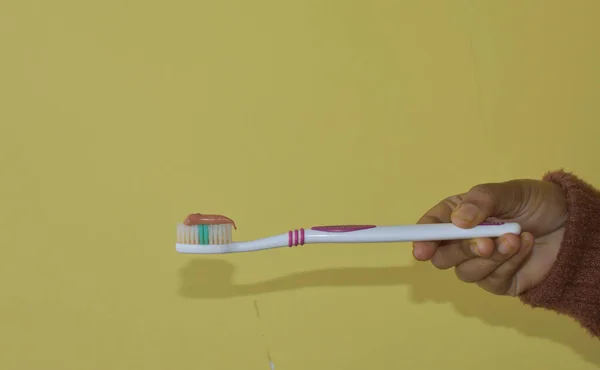 White Blue Toothbrush Toothpaste Yellow Background Copy Space — Stock Photo, Image