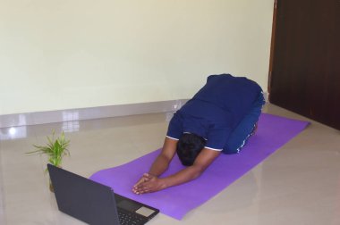 Yoga yapan bir adam. Bir dizi yoga pozu. yaşam tarzı konsepti.