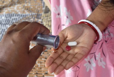 Doktor 'un elini kapat ve hastaya ilaç ver. Seçici odak.