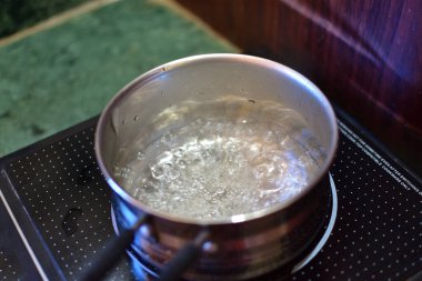 Mutfaktaki elektrikli ocakta tavada spagetti haşlıyorum.