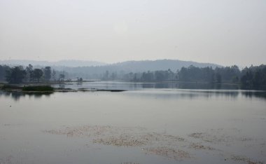 Dağ ve tepeler manzaralı. Kırsal ufuk çizgisi. Lake Lagoon tatil köyü görünümü arkaplanı