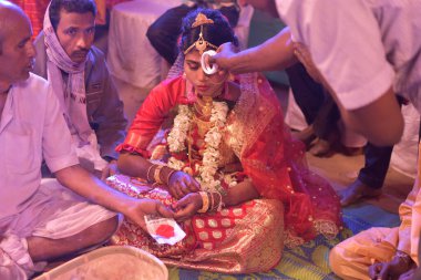 Jhargram, Batı Bengal, Hindistan - 9 Mart 2021: Hintli gelin geleneksel Hint gelinliği giymişti..