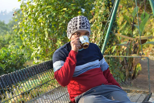 Gesunder Indischer Mann Trinkt Morgens Tee Park Reisender Mann Genießt — Stockfoto