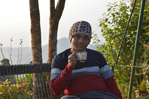 Sağlıklı Hintli Bir Adam Sabah Parkta Çay Içiyor Seyahat Eden — Stok fotoğraf