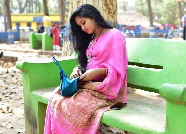 Indian Girl Donna Che Tiene Mano Borsa Mentre Indossa Saree — Foto Stock