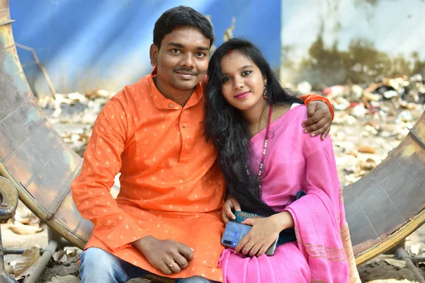 Pareja India Casada Sentados Juntos Vistiendo Vestido Étnico Tradicional Mirándose —  Fotos de Stock