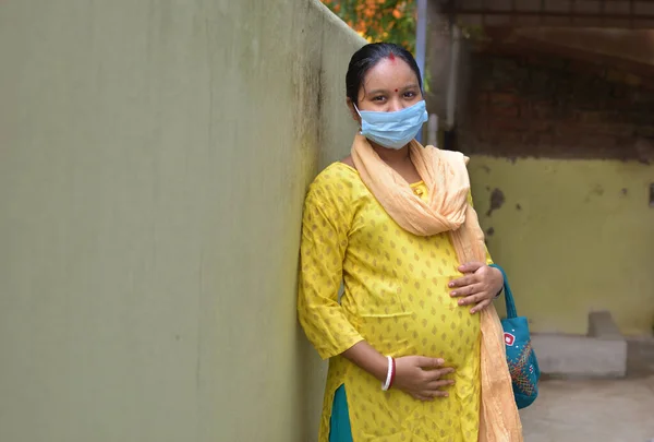 Mulheres Grávidas Rurais Indianas Vestindo Máscaras Médicas Devido Doença Tontura Fotografias De Stock Royalty-Free