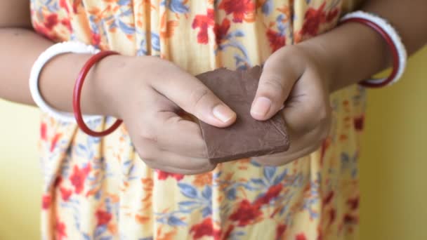 Closeup Woman Hand Tempering Melted Chocolate Indian Woman Breaking Chocolate — Stock Video