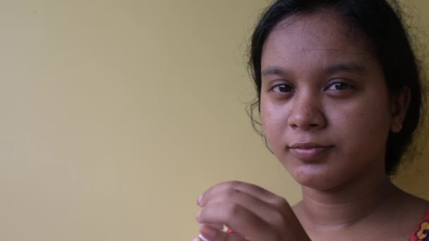 Νεαρή Γυναίκα Που Χρησιμοποιεί Σταγόνες Μύτης Απομονωμένη Κίτρινο Φόντο Έννοια — Αρχείο Βίντεο