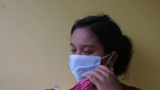 Piękna Szczęśliwa Zdrowa Zdrowa Hinduska Kobieta Zdejmująca Maskę Zrelaksowana Szczepieniu — Wideo stockowe