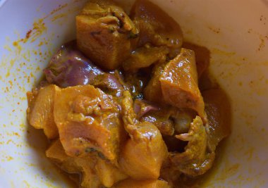 Çiğ tavuk eti harika marine edilmiş tavuk, biberiye, maydanoz ve sarımsaklı, beyaz üzerine izole edilmiş. Seçici odak